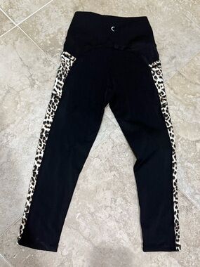 Zyia Black/Leopard light n Tight Hi Rise Capri with Pocket Size 4